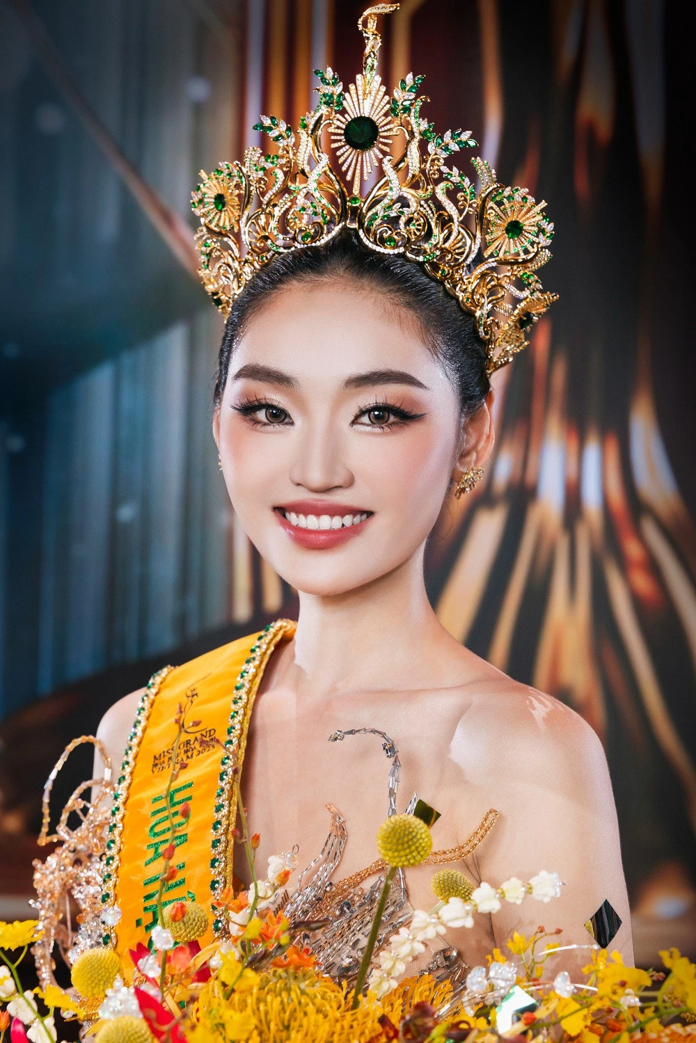 Hoa hậu ở trọ 2,5 triệu đồng/tháng, làm phục vụ tiệc cưới, dùng mỹ phẩm loại 30.000 đồng để chăm sóc da