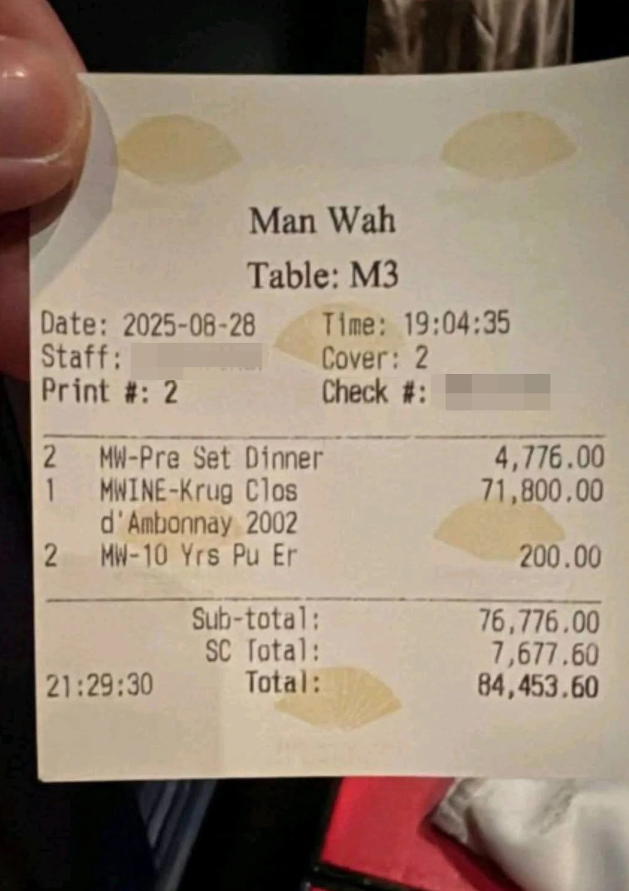 Bạn trai “biến mất” giữa nhà hàng để lại hóa đơn gần 300 triệu VNĐ cần thanh toán, người phụ nữ báo ngay cảnh sát: “Anh ta bảo chỉ ra ngoài nghe điện thoại”