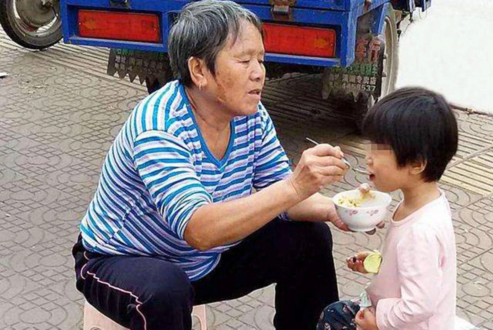 Đừng nhầm lẫn! Nếu thực sự thương cháu, ông bà thường có 3 đặc điểm này, nhà bạn có không?