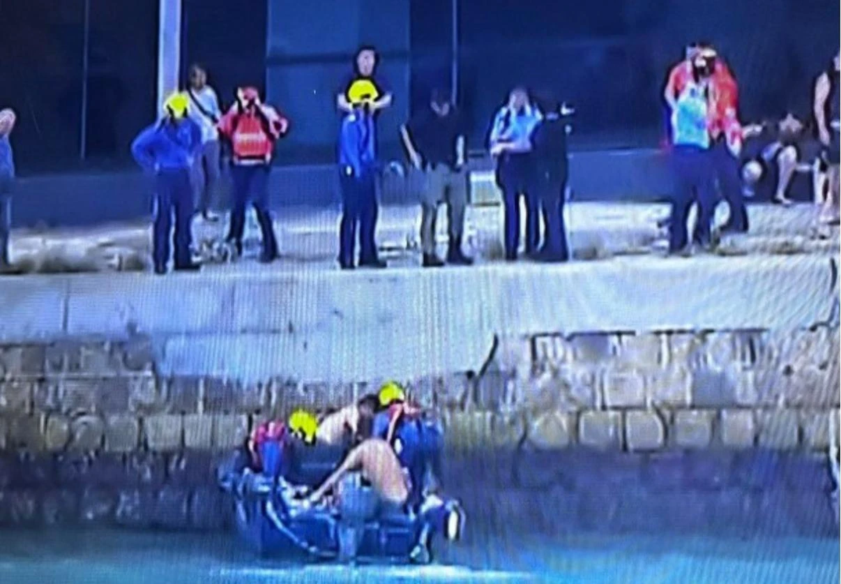 Gia đình 3 người bị sóng lớn cuốn thẳng xuống biển khi ra đê chắn sóng ngắm bão Ragasa