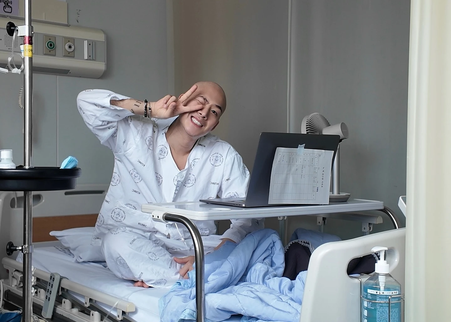 Mỹ nam Địa Ngục Độc Thân xác nhận bị ung thư máu, hé lộ hình ảnh nhập viện gây xót xa