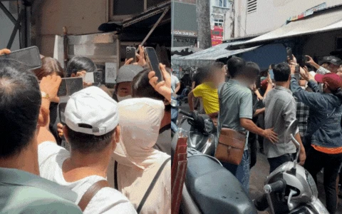 Cảnh tượng hỗn loạn tại đám tang của diễn viên Ngọc Trinh gây bức xúc