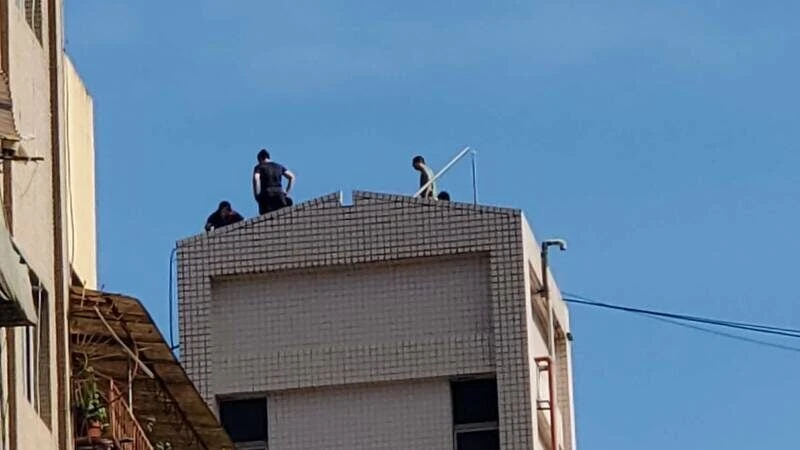 Ngửi thấy mùi lạ trong nước, người dân lên kiểm tra thì phát hiện thi thể đang phân hủy trong bể chung cư