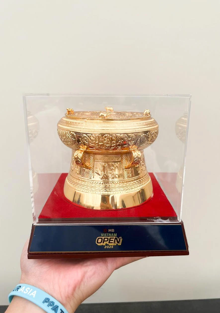 Hé lộ cúp vàng Giải Pickleball PPA Tour Asia 2025: Đẹp choáng ngợp, lại đậm chất Việt Nam!