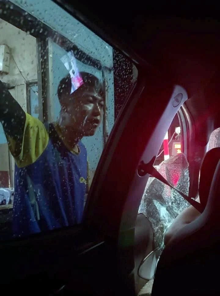 TP HCM: Bắt nam thanh niên đập vỡ kính taxi công nghệ