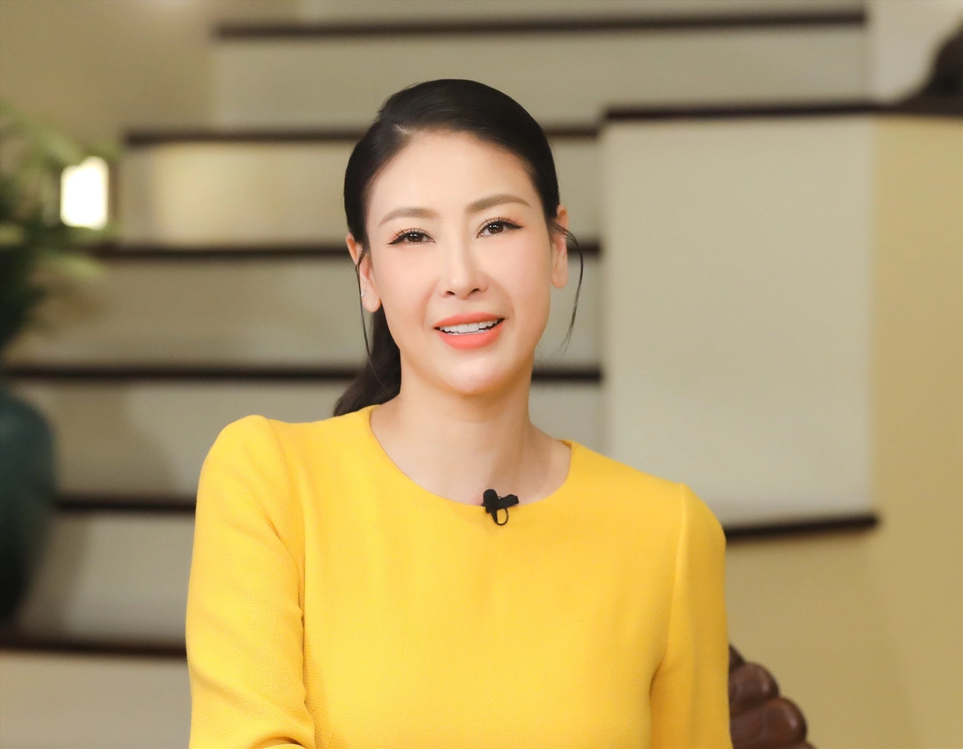 Một hoa hậu ở tuổi 49: Sống trong “siêu biệt thự” 400 tỷ đồng tại quận 2, được chồng yêu chiều hết mực