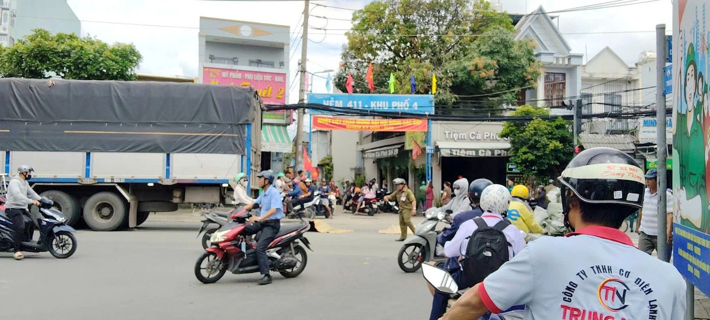 Chở con đi tìm nhà trọ nhập học, 2 mẹ con bị cuốn vào gầm xe tải tử vong
