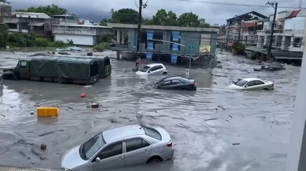 Clip kinh hoàng trong siêu bão Ragasa: Dòng bùn cuồn cuộn đổ ập khiến cả thị trấn chìm trong biển nước, người dân bám cột điện cầu cứu