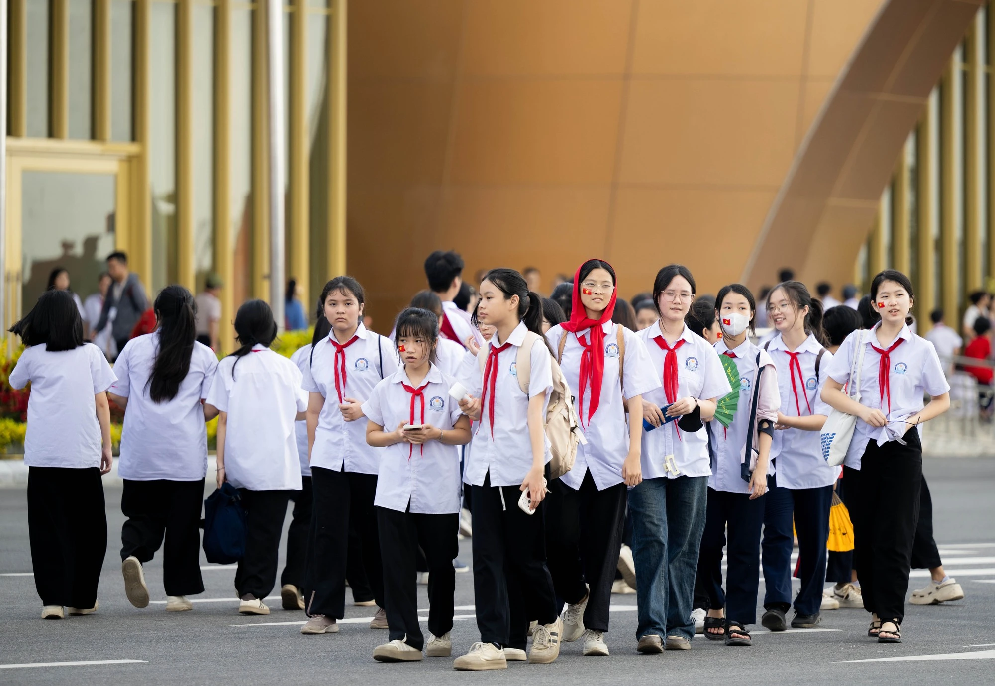 Khối học sinh nườm nượp đổ về triển lãm to nhất Việt Nam