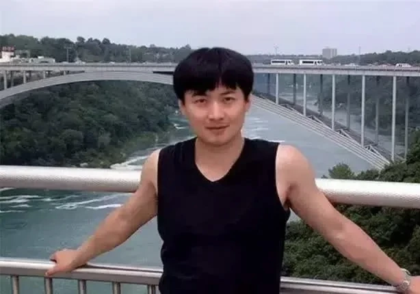 Thiên tài máy tính qua đời vì ung thư ở tuổi 35, để lại 6 chữ cho con trai: Cha mẹ học hỏi, con mình có ngay một 