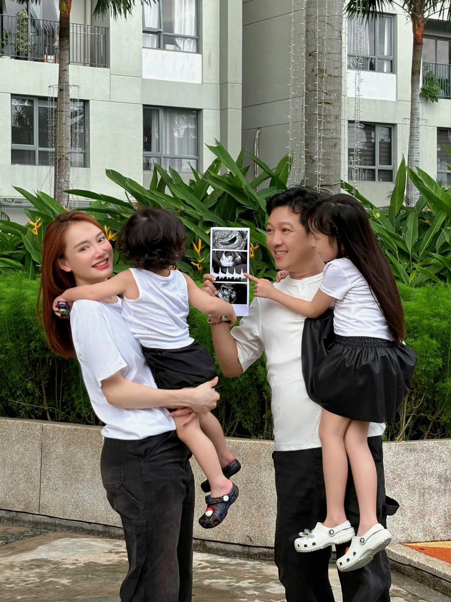 Nhã Phương xác nhận đang mang thai lần 3, Trường Giang vui quá nên sai 1 thông tin cực quan trọng!