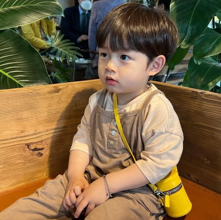 Những hành động của trẻ bị người lớn 
