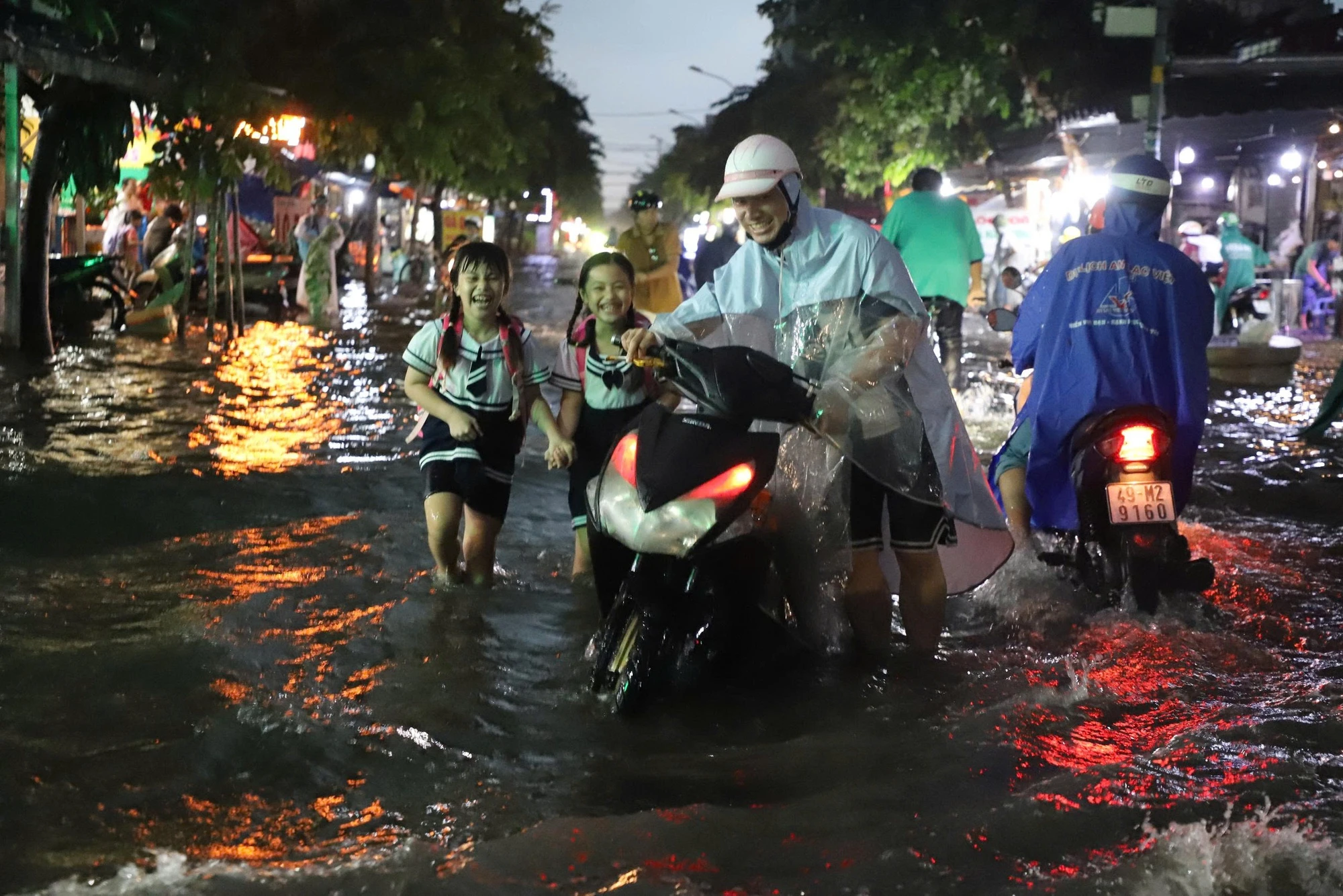 TP HCM: Mưa lớn diện rộng, nhiều nơi ngập nặng