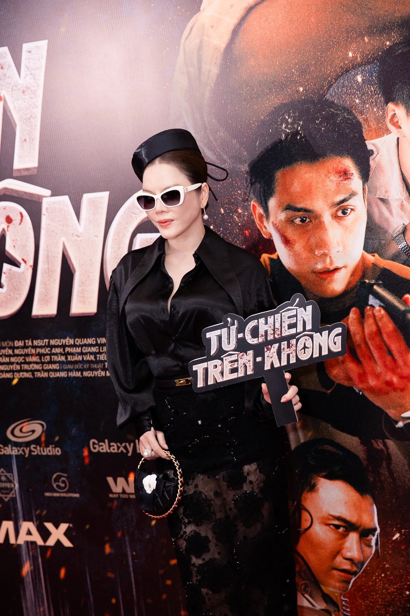 Bắt gặp Lý Nhã Kỳ sánh đôi bên trai trẻ kém 8 tuổi, nhưng ánh mắt khác lạ mới là điều khiến netizen xôn xao
