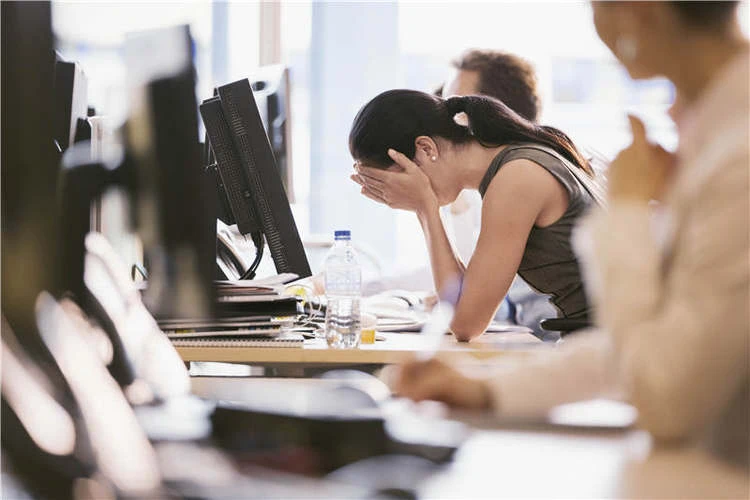 Một bi kịch thầm lặng đang xảy ra với người trung niên: Ở nhà bị con chê lạc hậu, đi làm bị sếp nhắc chậm công nghệ