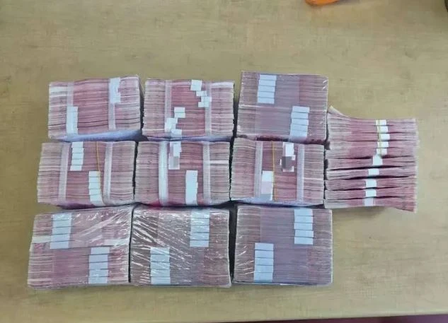 Tịch thu hơn 3,7 tỷ đồng tiền mặt trong chiếc vali của 1 người đàn ông và 340g vàng của 1 người phụ nữ lớn tuổi