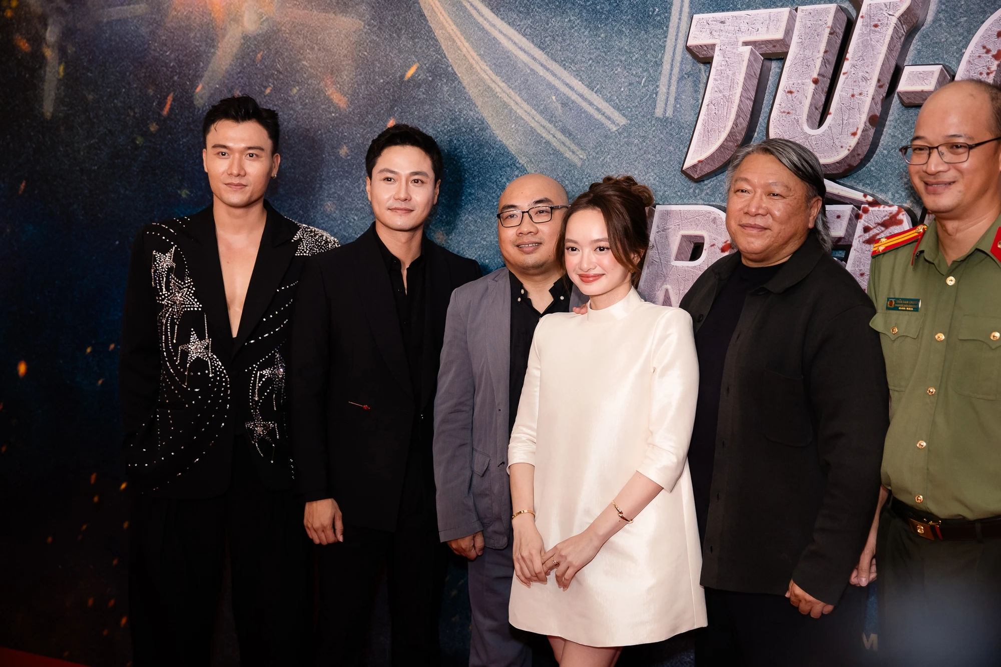 Siêu thảm đỏ hot nhất hôm nay: Minh Hằng - Lý Nhã Kỳ đọ sắc nét căng, dàn sao Mưa Đỏ visual cháy khét mọi khung hình