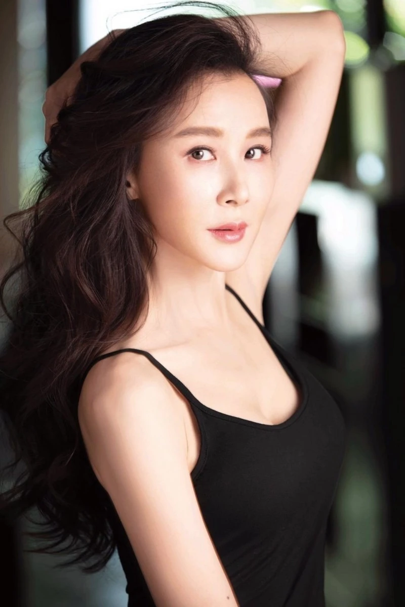 Mỹ nhân U60 gây sửng sốt với body như gái 20, vì 14 người đàn ông mà lâm cảnh tan tành