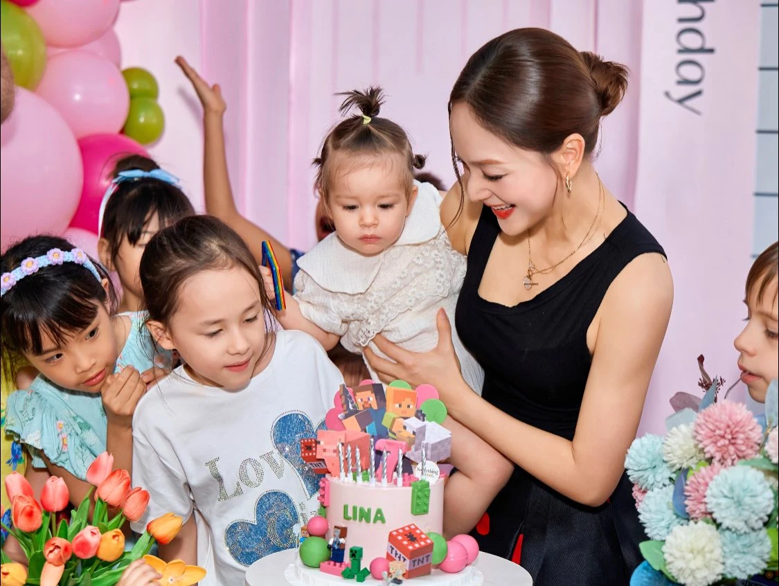 Lan Phương chi 1 tỷ/năm để nuôi con, 2 ái nữ đều học trường quốc tế, được mẹ địu đi du lịch khắp thế giới