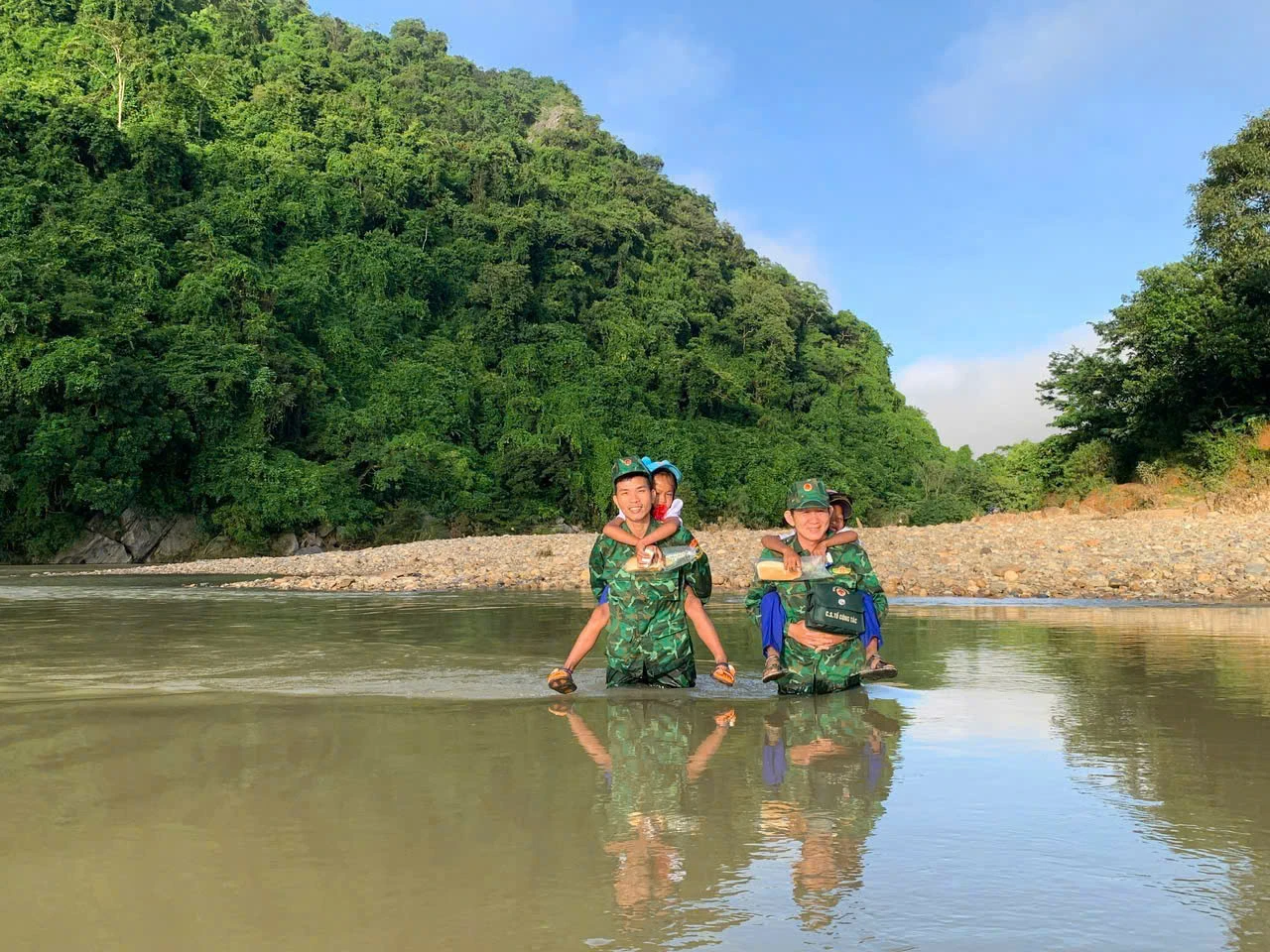 Xúc động hình ảnh bộ đội biên phòng cõng học sinh qua suối đến trường khai giảng năm học mới