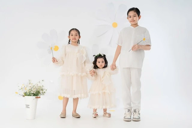 3 nhóc tỳ đáng yêu đẹp như tranh vẽ nhà Khánh Thi - Phan Hiển