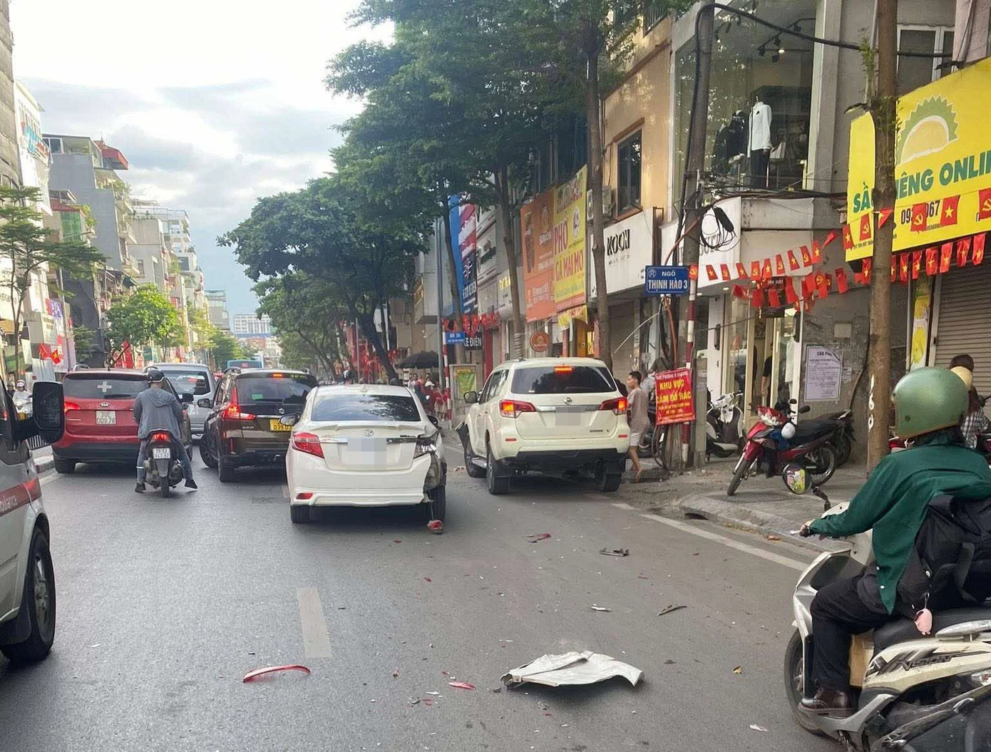 Tai nạn liên hoàn giữa 2 ô tô và nhiều xe máy ở Hà Nội, 4 người bị thương
