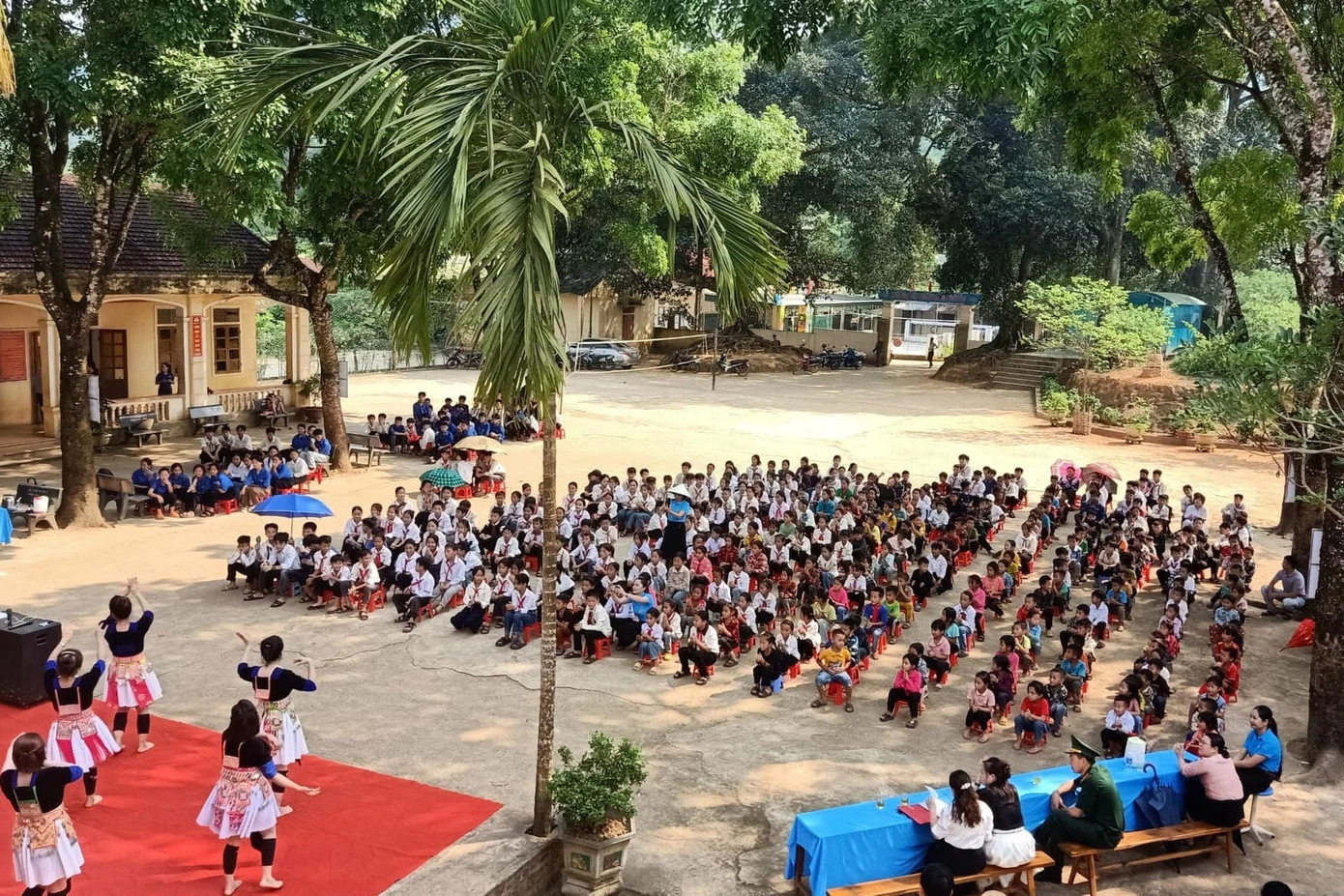 Cô giáo ung thư bị điều đi biệt phái cách nhà 35km được về lại trường cũ