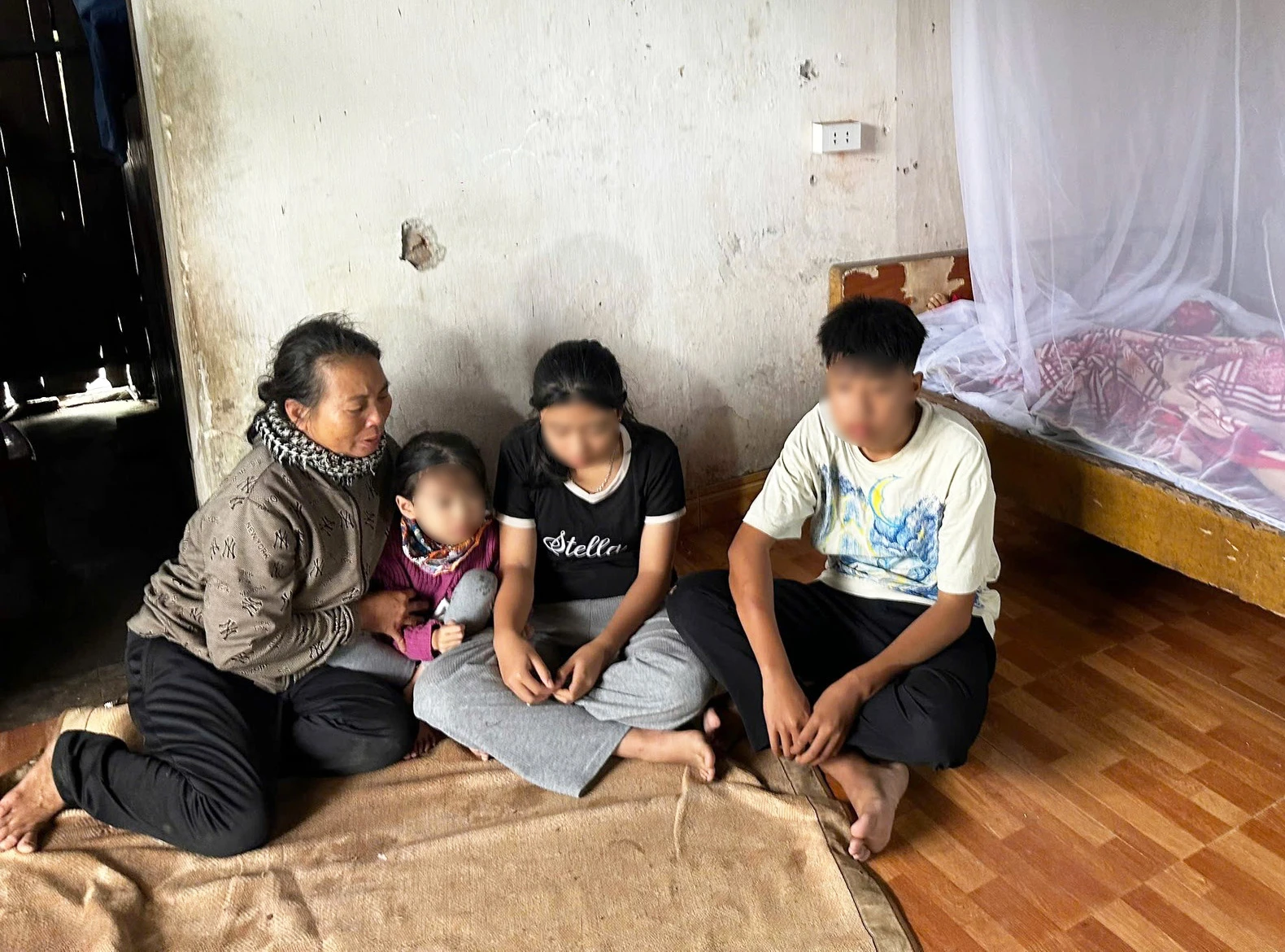 Lốc xoáy ở Ninh Bình: Nhói lòng cảnh 3 con thơ ngơ ngác bên linh cữu mẹ, bố bị thương nặng đang cấp cứu