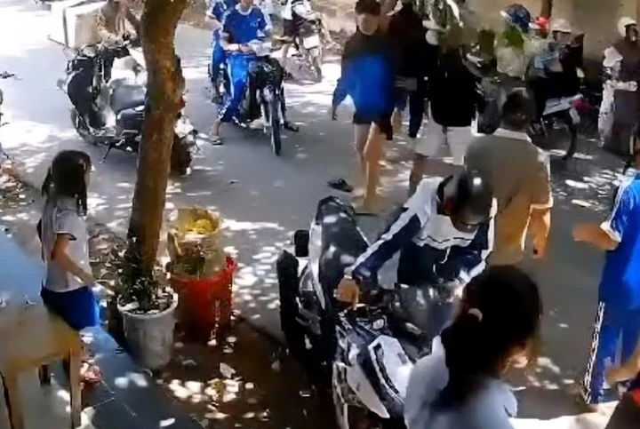 Điều tra vụ ẩu đả khiến nam sinh lớp 10 và 2 người khác nhập viện