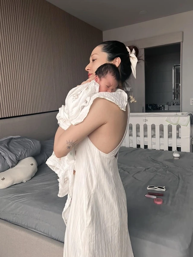 Bảo Anh một mình đối mặt với khủng hoảng khi sinh con đầu lòng