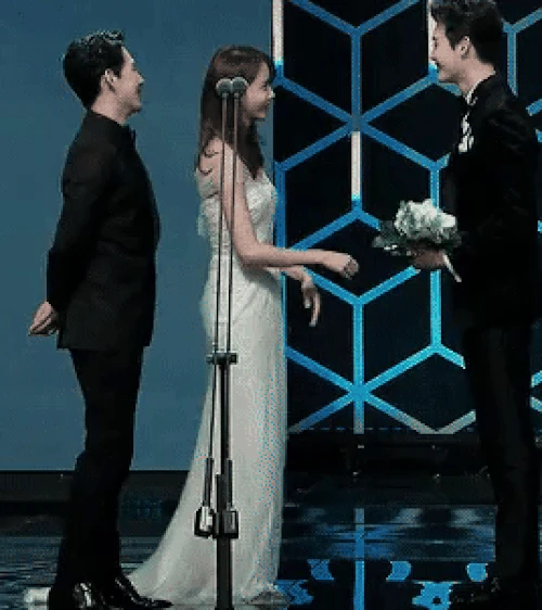 Lee Jong Suk nói gì mà khiến Yoona (SNSD) nở nụ cười “đáng giá ngàn vàng” trên sân khấu lễ trao giải?