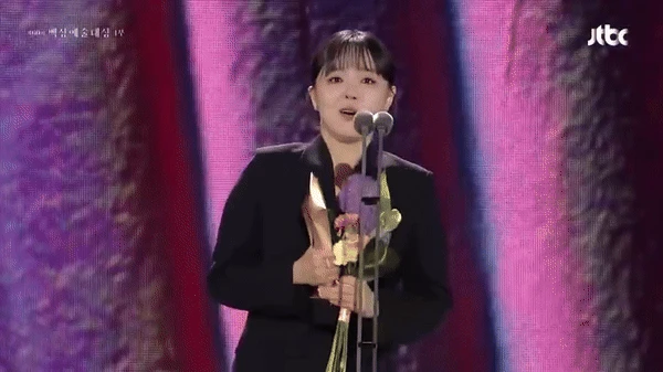 Nữ diễn viên kết hôn từ tận 5 năm trước mà không ai hay biết, danh tính ông xã khiến công chúng “bật ngửa”
