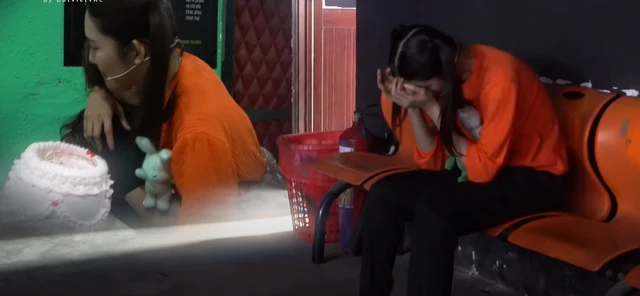 Thúy Ngân cúi mặt và khóc nức nở: 