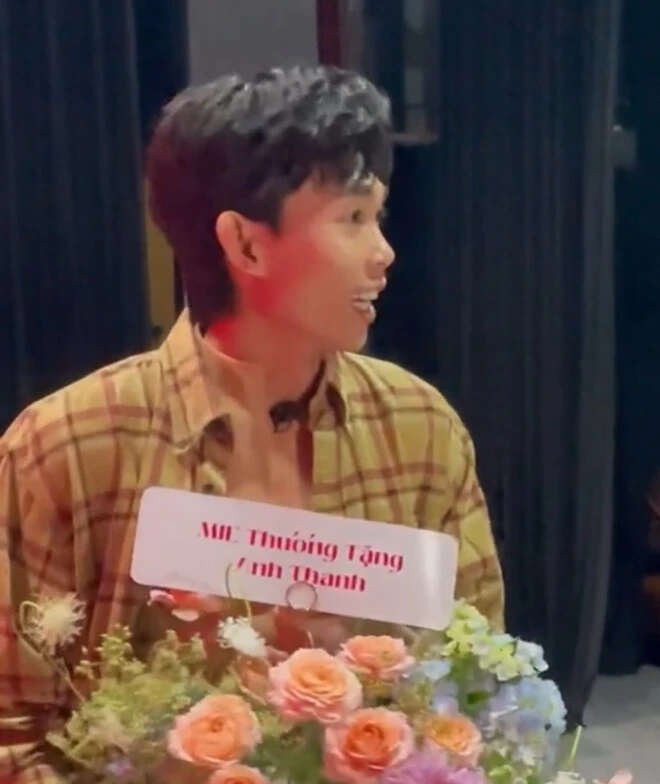 DJ Mie bất ngờ tặng hoa cho Hồng Thanh, có dấu hiệu quay lại hậu 6 tháng chia tay?