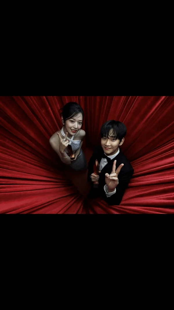 Kim Soo Hyun bẽn lẽn chụp hình, nhận album từ thành viên IVE: Ai mà ngờ 2 