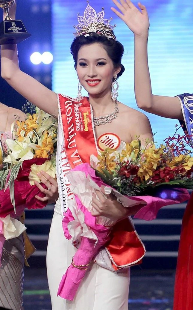 Hoa hậu Vbiz ở ẩn sau đăng quang, lộ dấu hiệu mang thai rõ mồn một và phản ứng sau đó mới đáng bàn