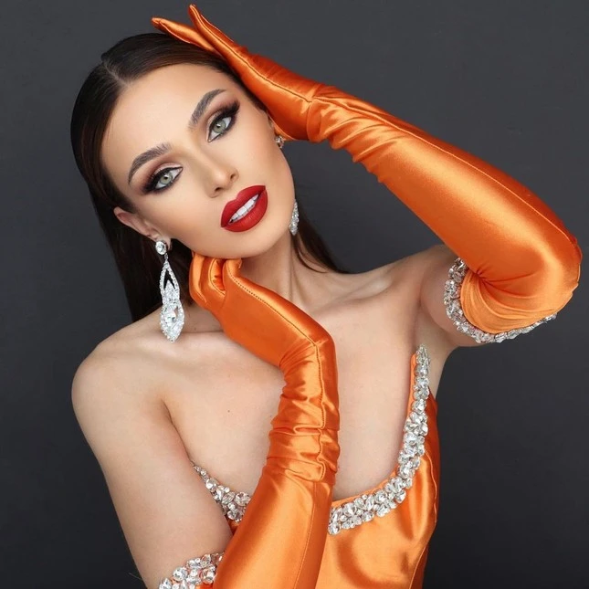 Điểm bất thường trong tâm thư từ bỏ danh hiệu của Hoa hậu Mỹ