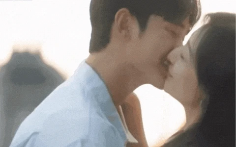 Queen of Tears tung loạt cảnh hôn bị cắt của Kim Soo Hyun - Kim Ji Won, ngọt như yêu thật khiến netizen tiếc nuối