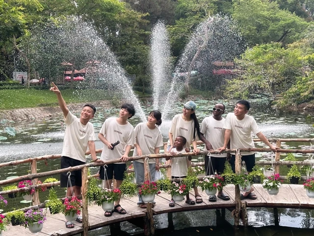 Hoa hậu Thuỳ Tiên cùng team Châu Phi đi chơi công viên, lộ 1 chi tiết rất cưng chiều Lôi Con