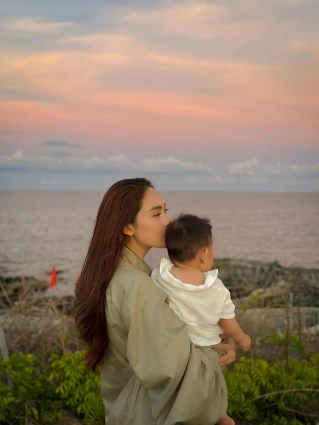 Minh Hằng đưa quý tử du lịch, sắc vóc mẹ bỉm sau 8 tháng sinh nở gây sốt