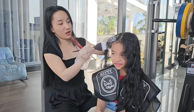 Bà xã vướng tranh cãi vì dùng hóa chất tạo kiểu tóc cho 2 con gái, Lê Dương Bảo Lâm nói gì?