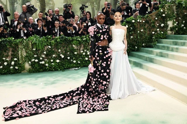Ariana Grande biến Met Gala thành liveshow cá nhân, khoe nốt cao với loạt hit đình đám