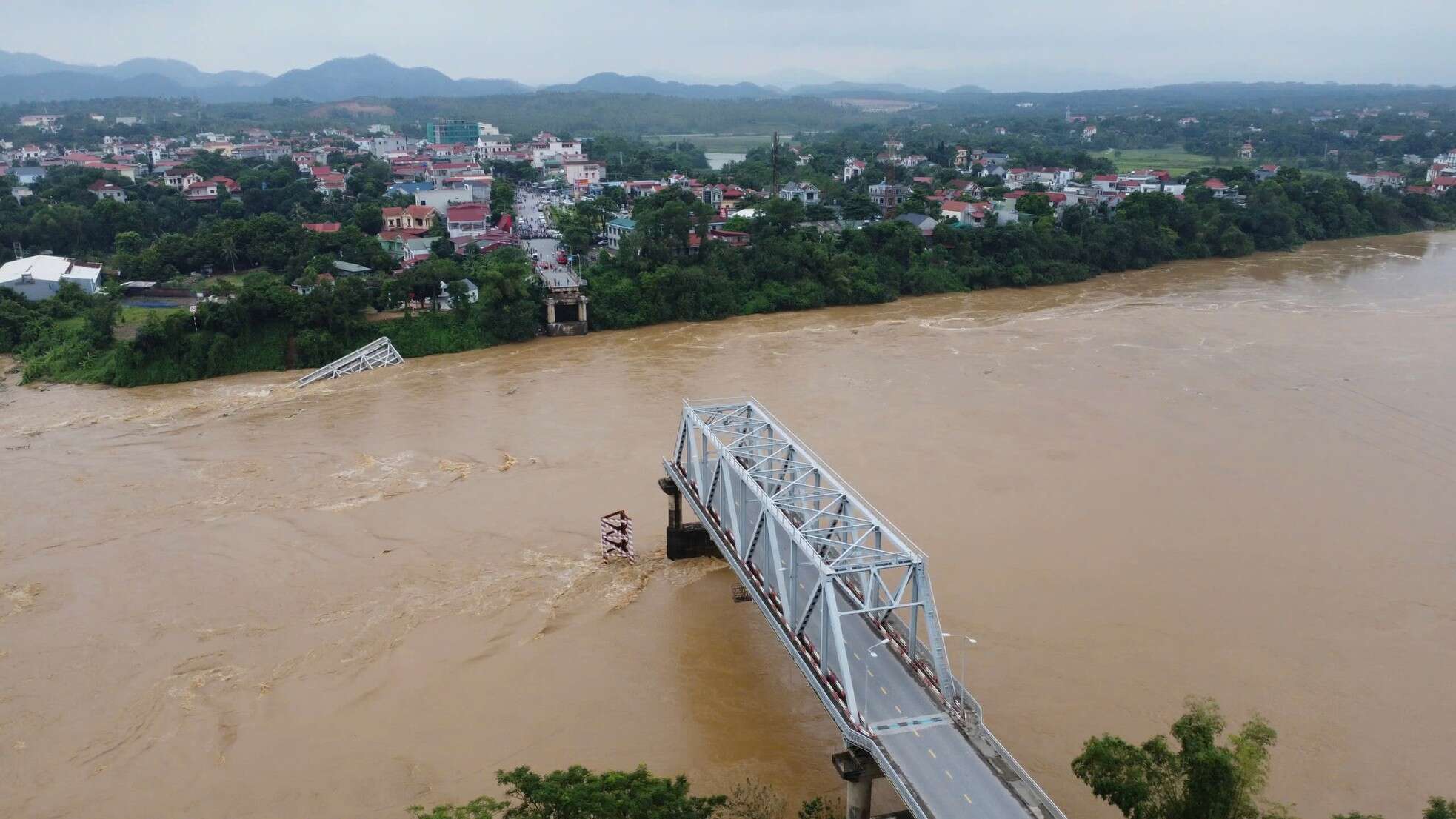 Vụ sập cầu Phong Châu: Nhìn cảnh nước xiết, người thân khóc nghẹn 