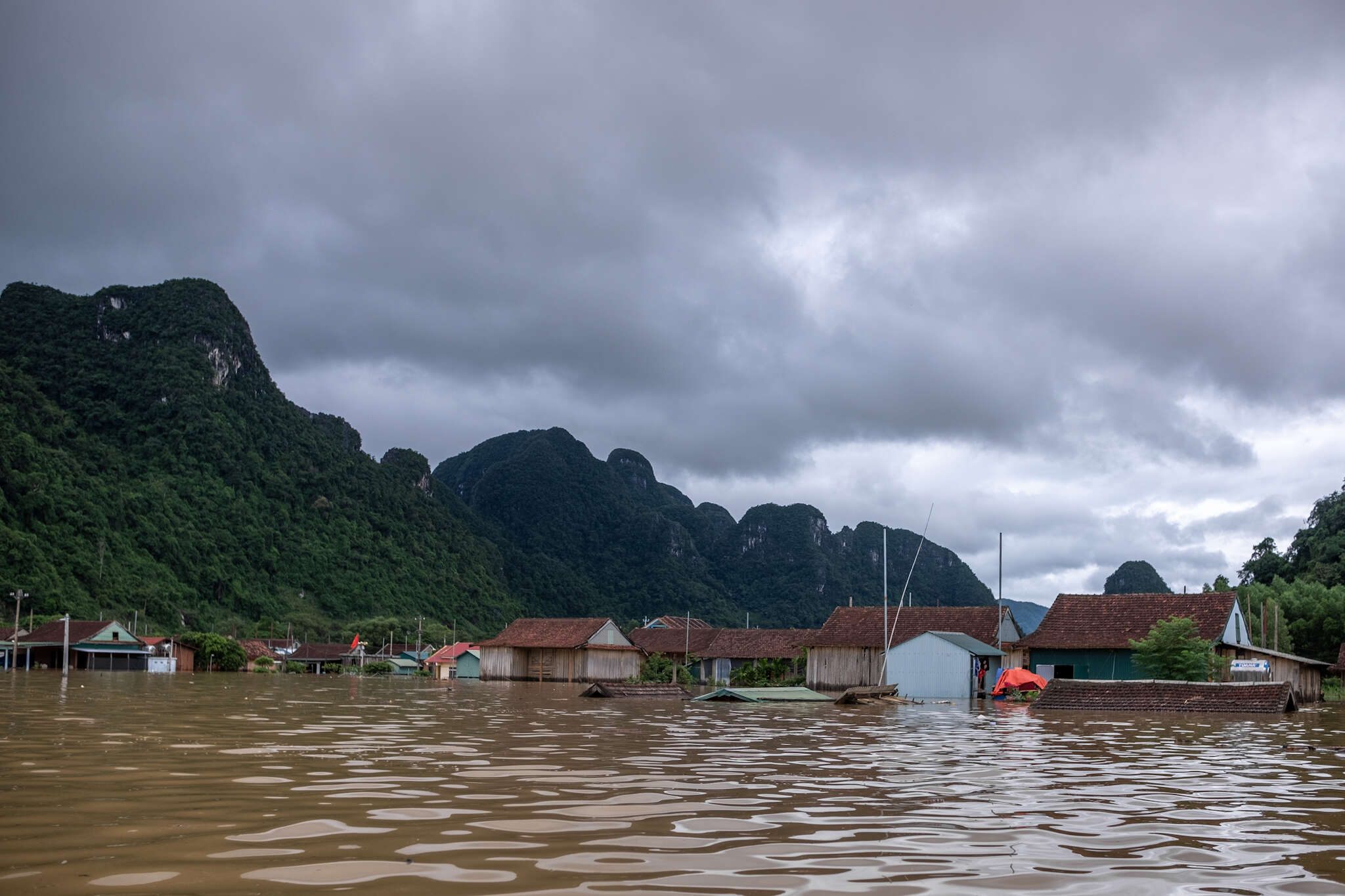 Lạ kỳ nơi người dân “sống vui với lũ” và chuyện nữ doanh nhân đứng sau những căn nhà “không bao giờ chìm” ở miền Trung