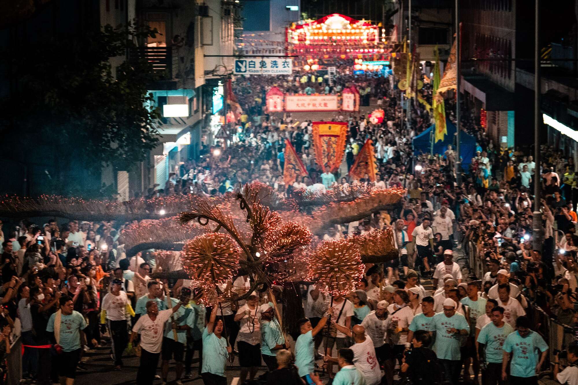 Có đêm thu Hồng Kông như thế: Đắm chìm trong sự kỳ ảo của ánh sáng giao thoa giữa truyền thống và hiện đại