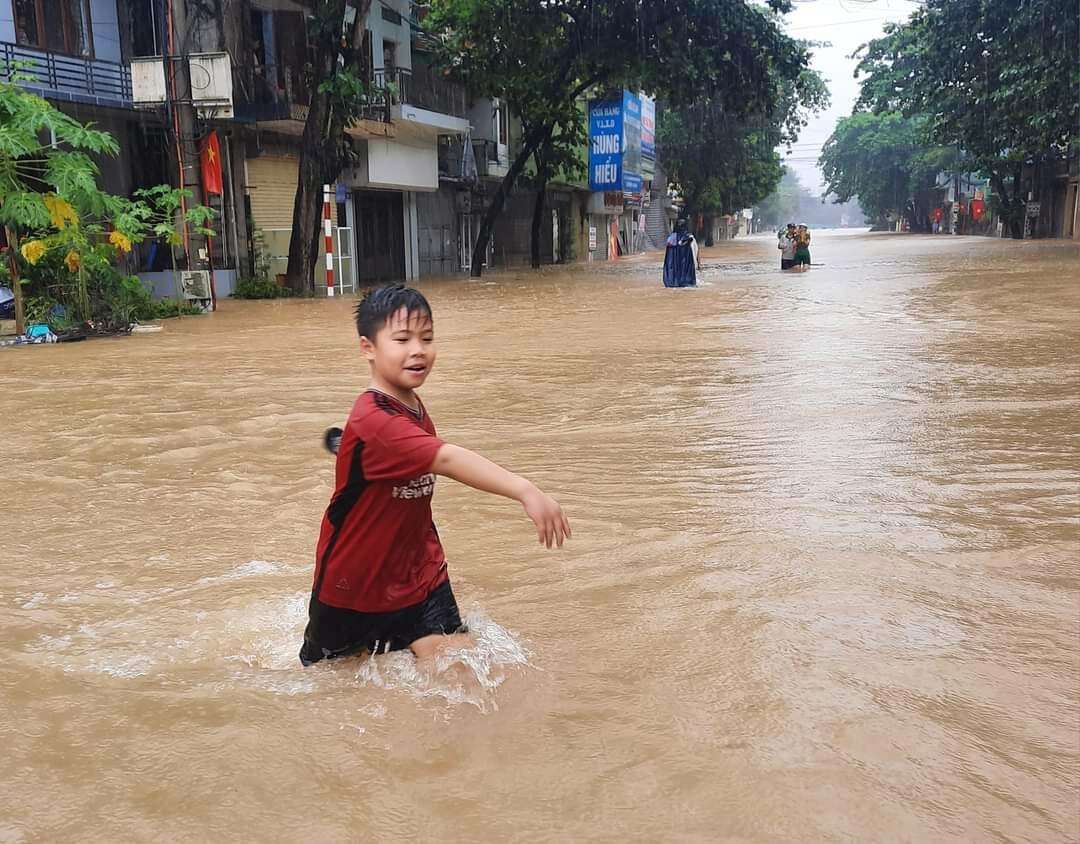 Các em bé theo ba mẹ ngày lũ: Hồi bé mong lụt để ba cõng trên lưng, lớn lên mới hiểu sợ thế nào!