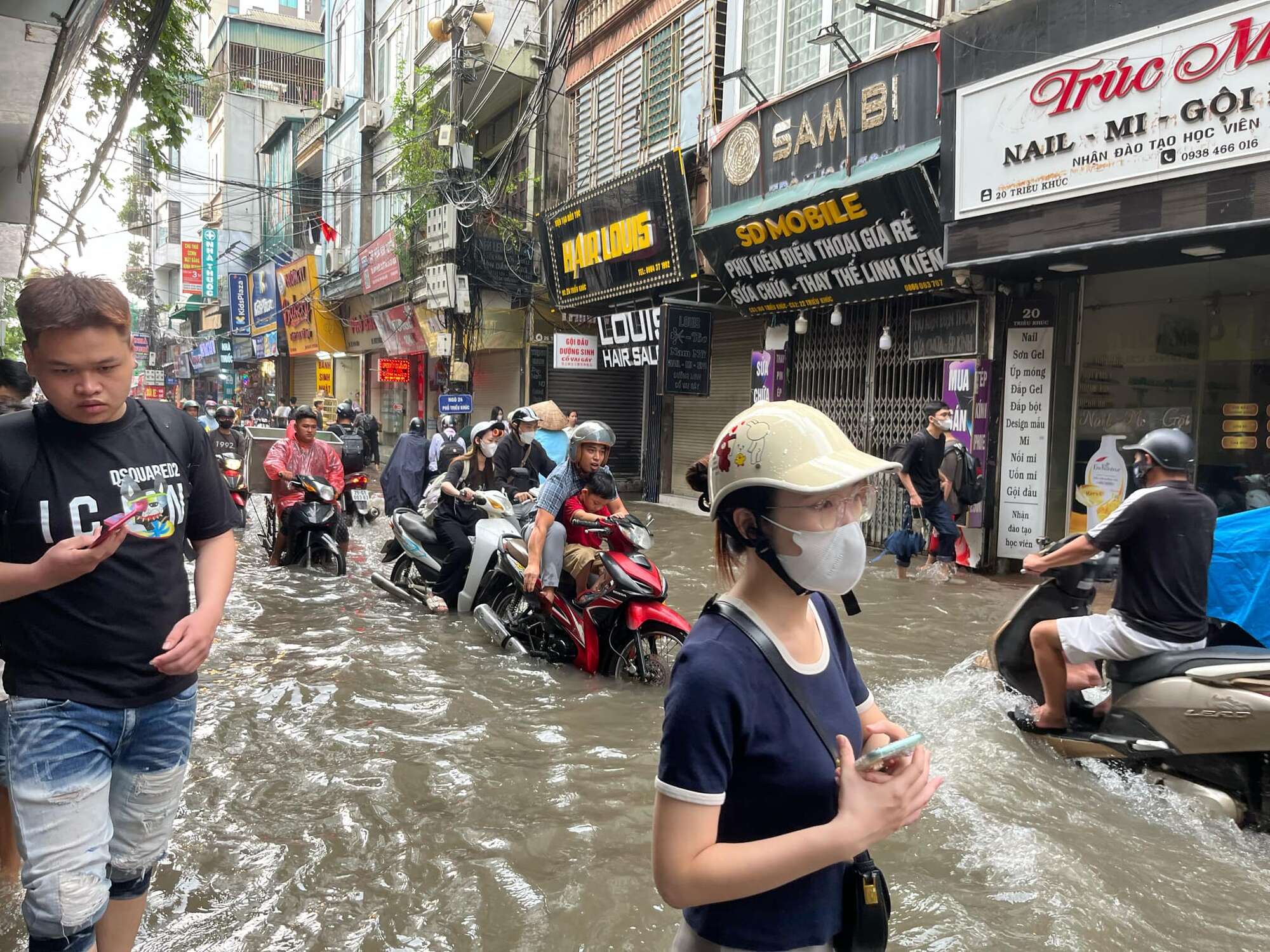 Hà Nội: Nhiều người ngỡ ngàng vì các tuyến đường ngập sâu sau đêm mưa lớn, ra khỏi nhà từ 6h vẫn không thoát tắc