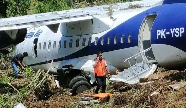 Máy bay chở 48 hành khách trượt khỏi đường băng ở Indonesia, nhiều người bị thương