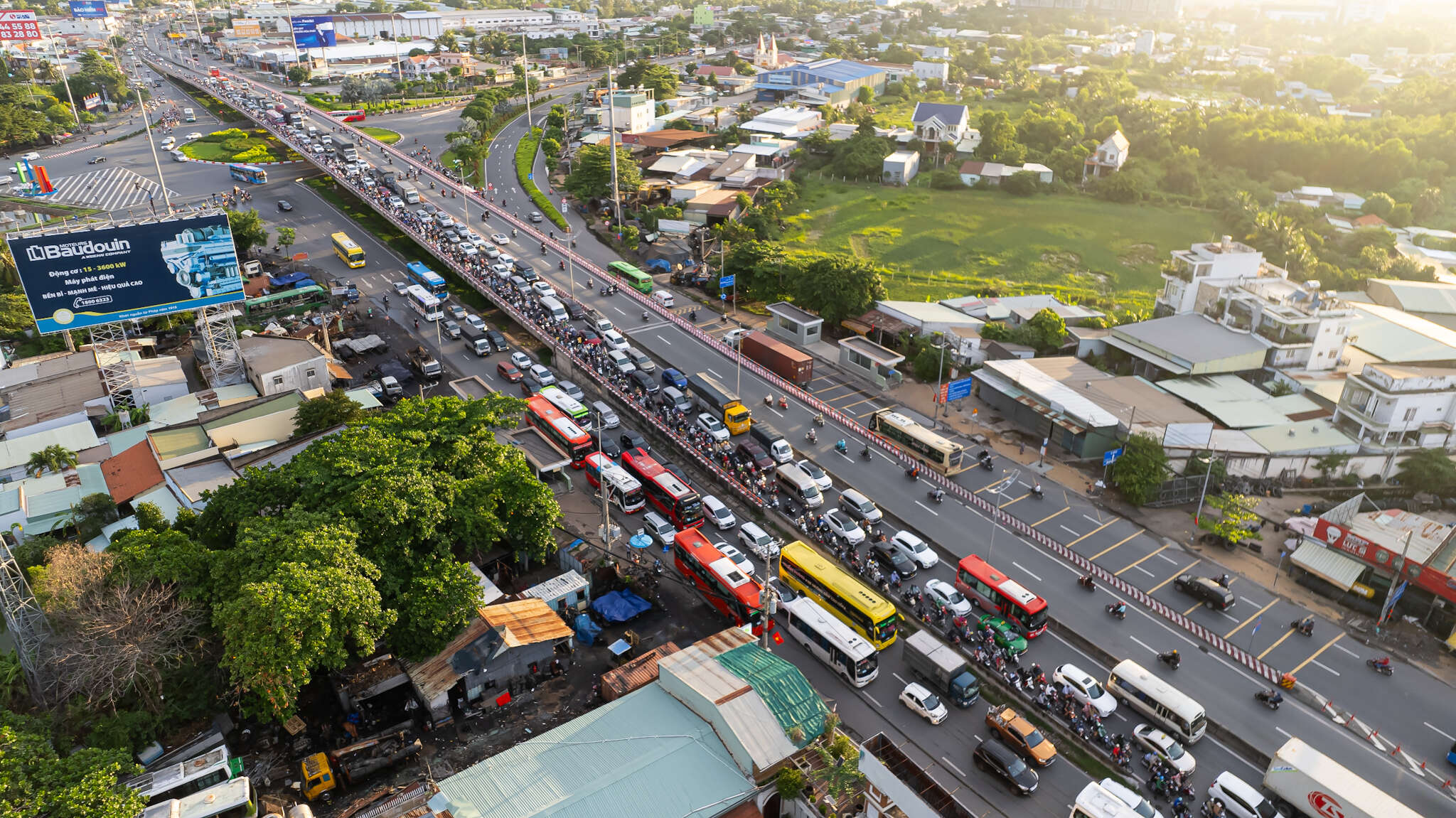 Cửa ngõ miền Tây “tê liệt”, hàng nghìn phương tiện chôn chân nhiều giờ đồng hồ vẫn chưa thể vào TP.HCM