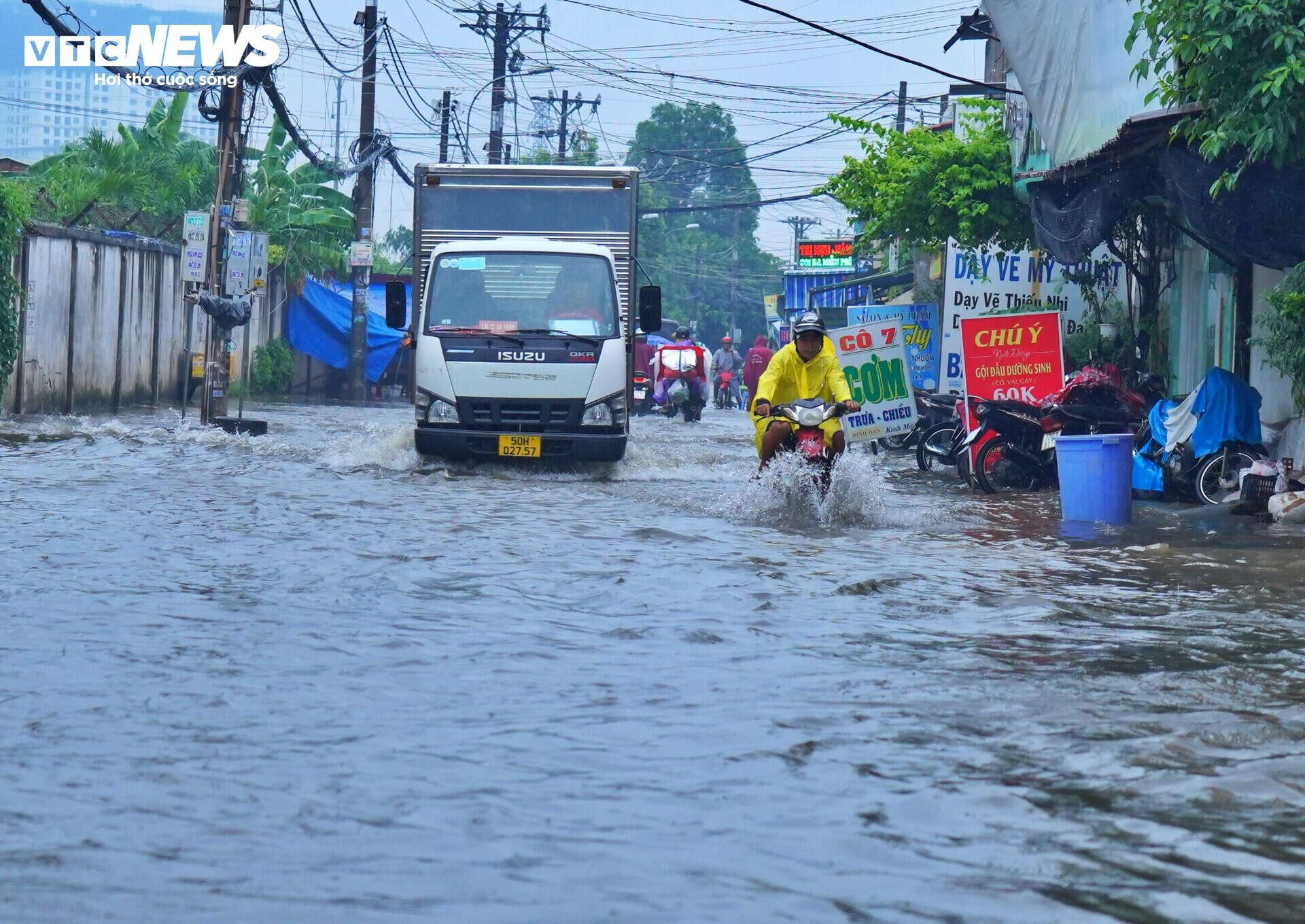 TP.HCM: Mưa kéo dài 5 tiếng, ô tô chết máy, người dân bì bõm lội giữa biển nước